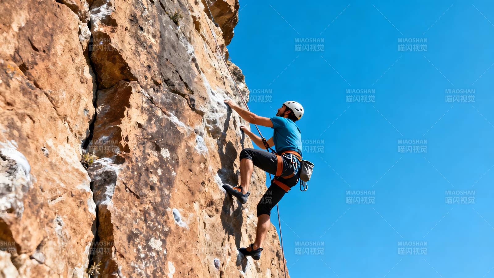攀岩者挑战峭壁图片