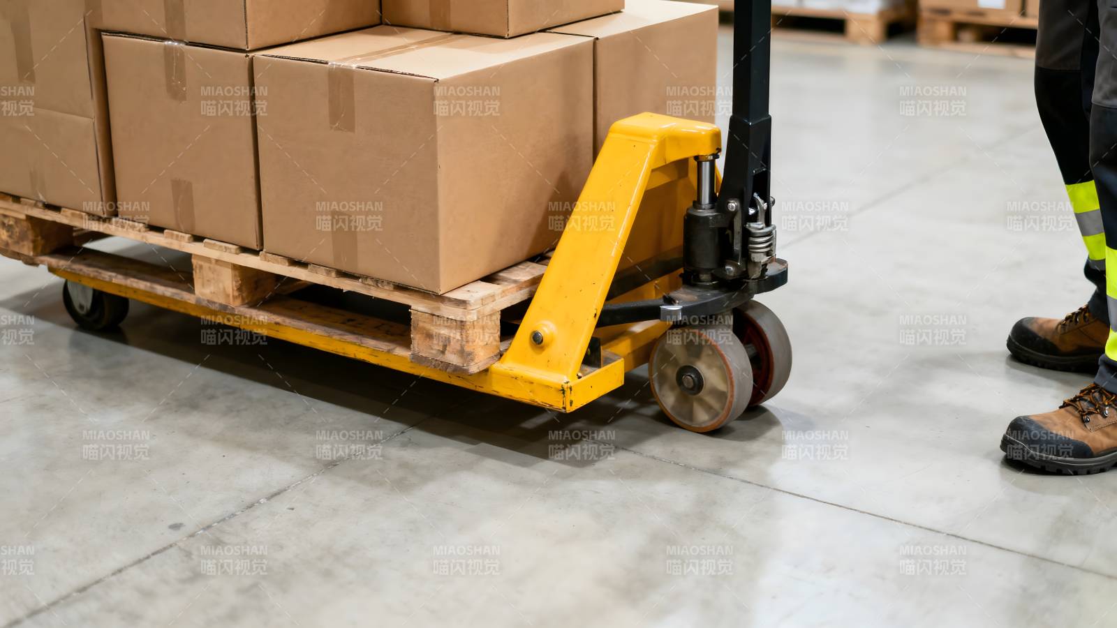 仓库搬运货物场景图片
