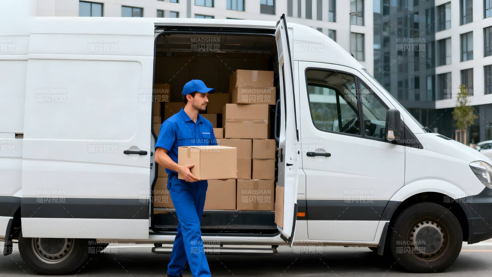 快递员搬运包裹图片