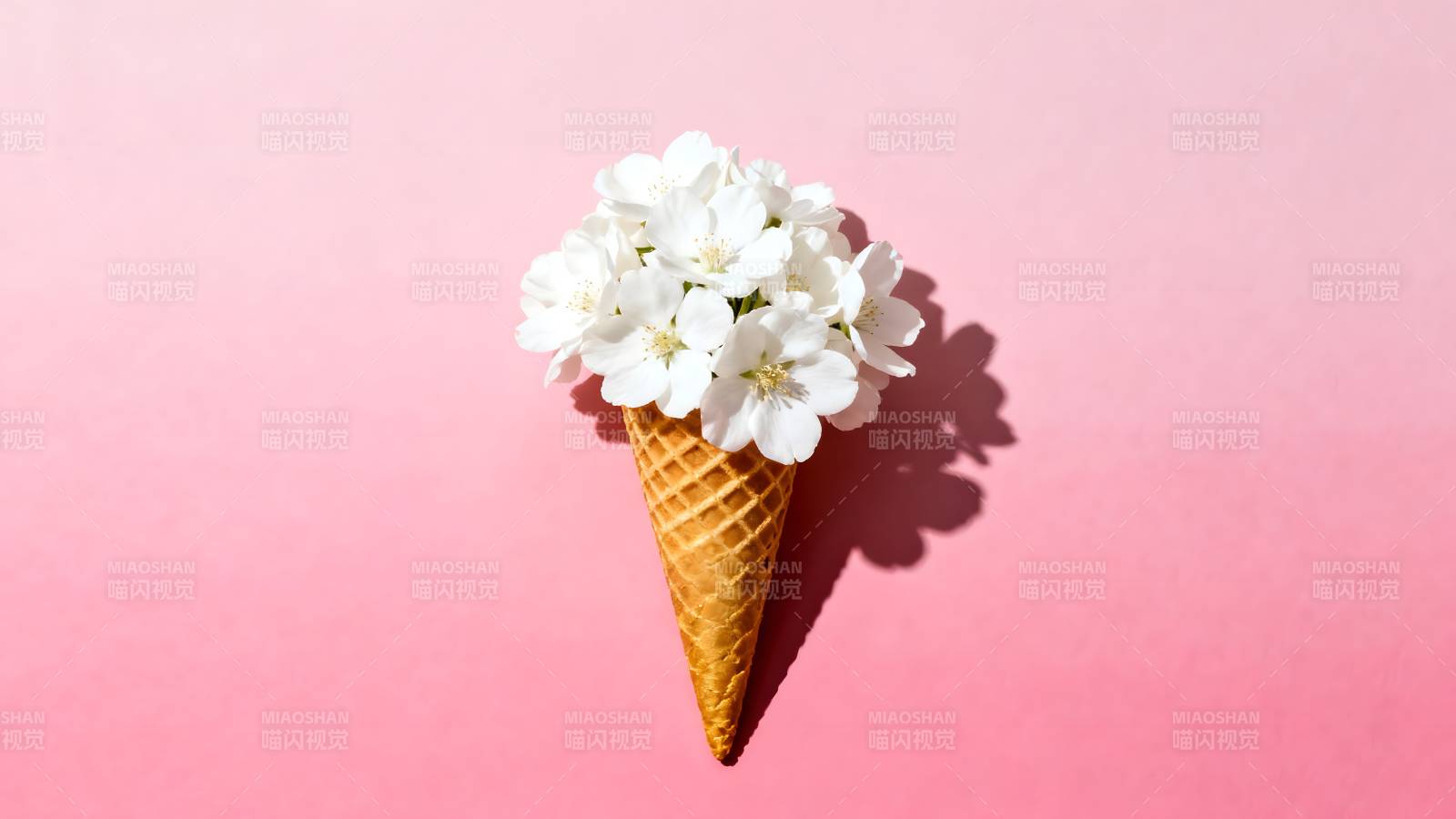 花在冰淇淋锥中图片