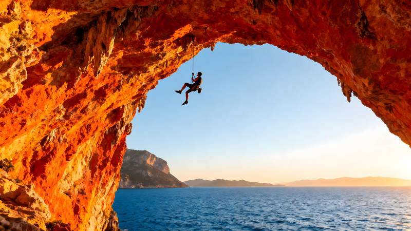 悬崖边的攀岩者图片