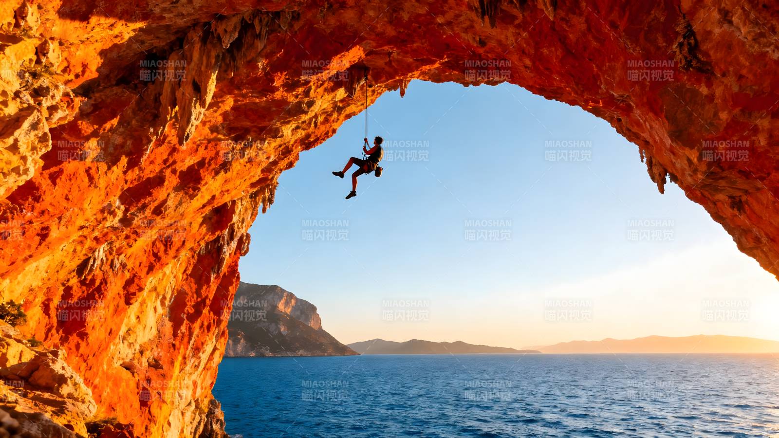 悬崖边的攀岩者图片