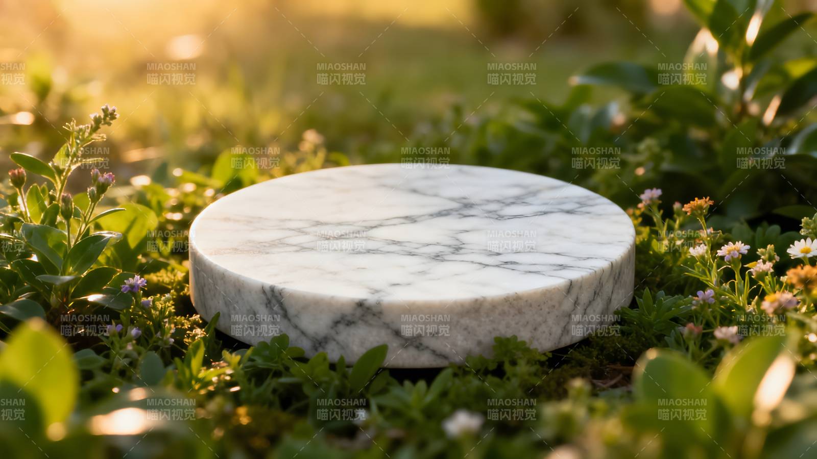 大理石圆盘静卧花丛图片