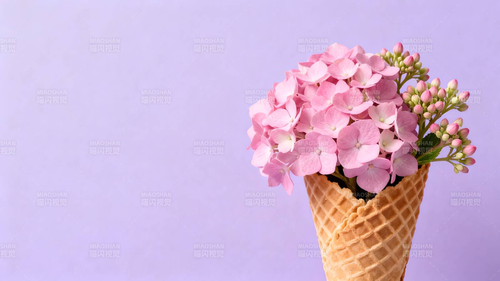 花在冰淇淋筒中图片