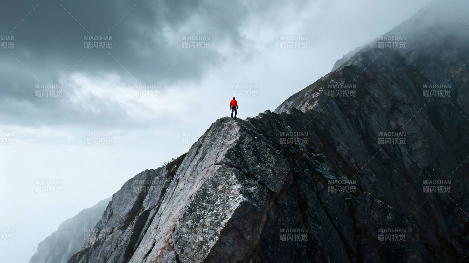 孤峰之上 一人独行图片