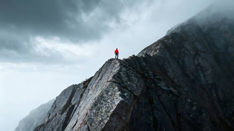 孤峰之上 一人独行图片