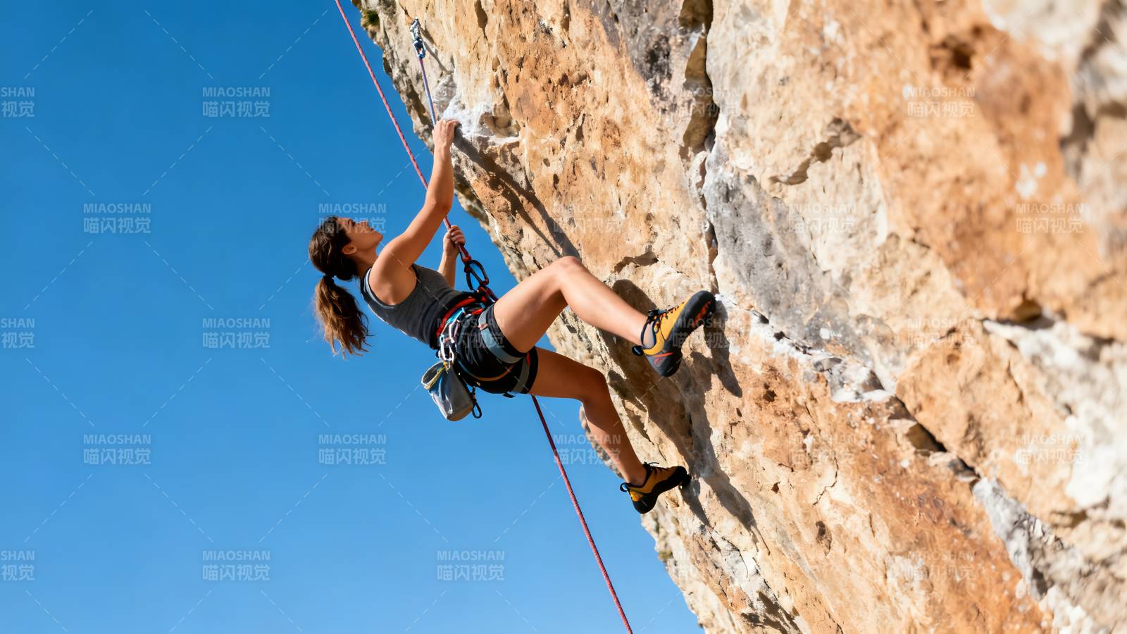 攀岩者挑战峭壁图片