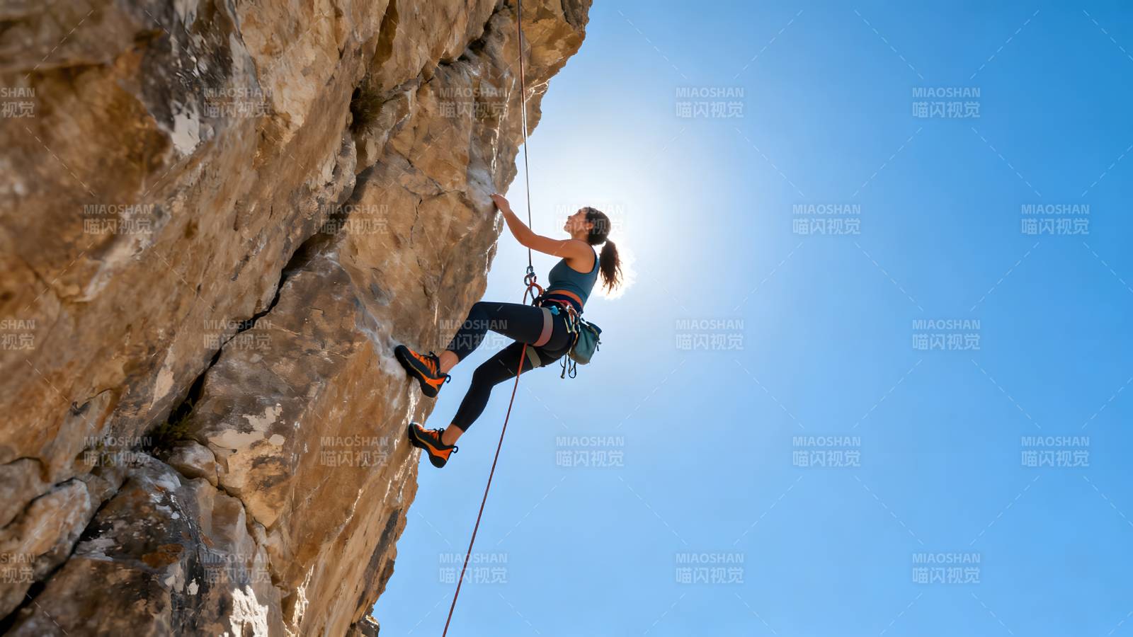 攀岩者挑战峭壁图片