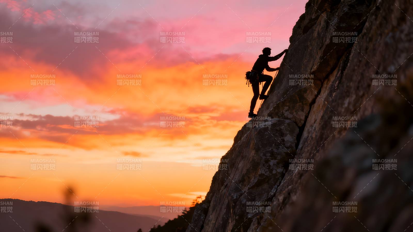 日落攀岩剪影图片