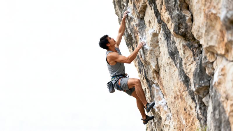 攀岩者挑战陡峭岩壁图片