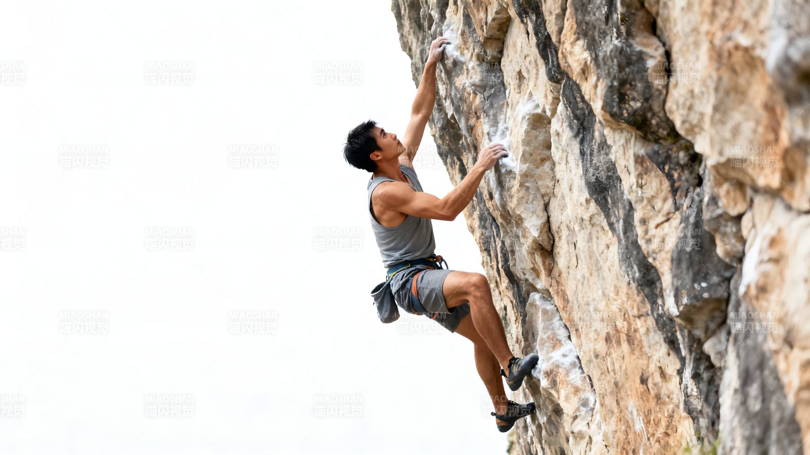 攀岩者挑战陡峭岩壁图片