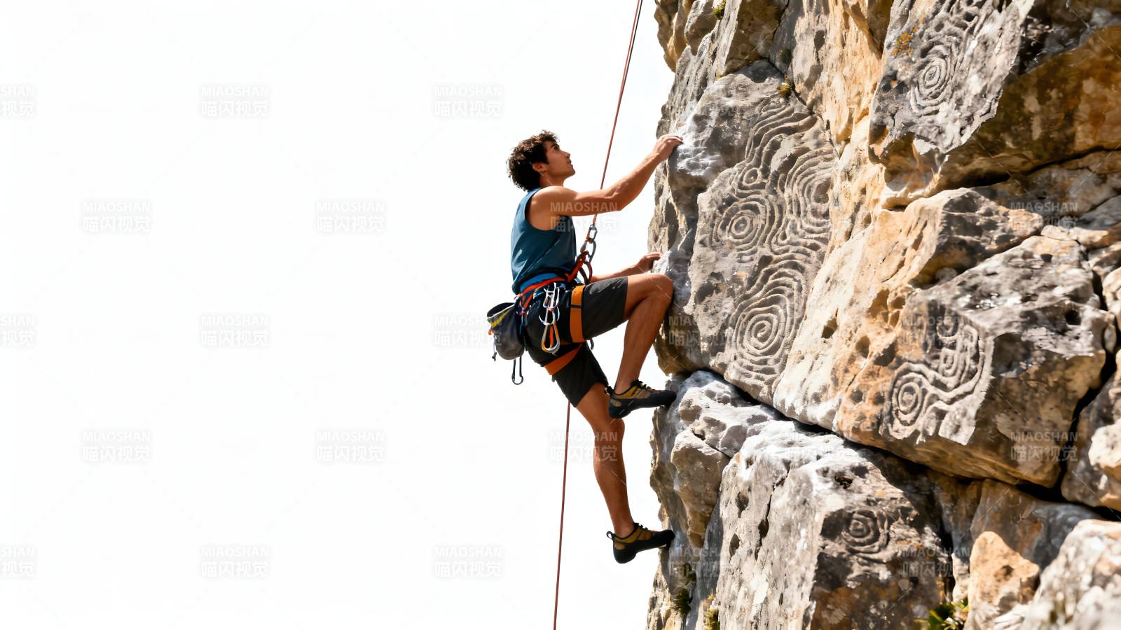 攀岩者挑战峭壁图片