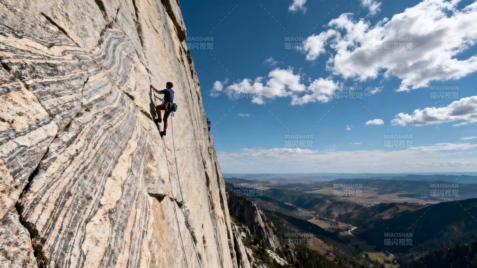 攀岩者挑战峭壁图片
