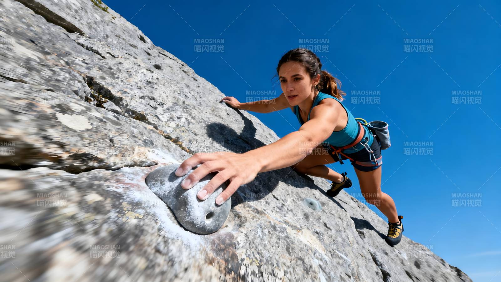 攀岩者奋力攀登图片