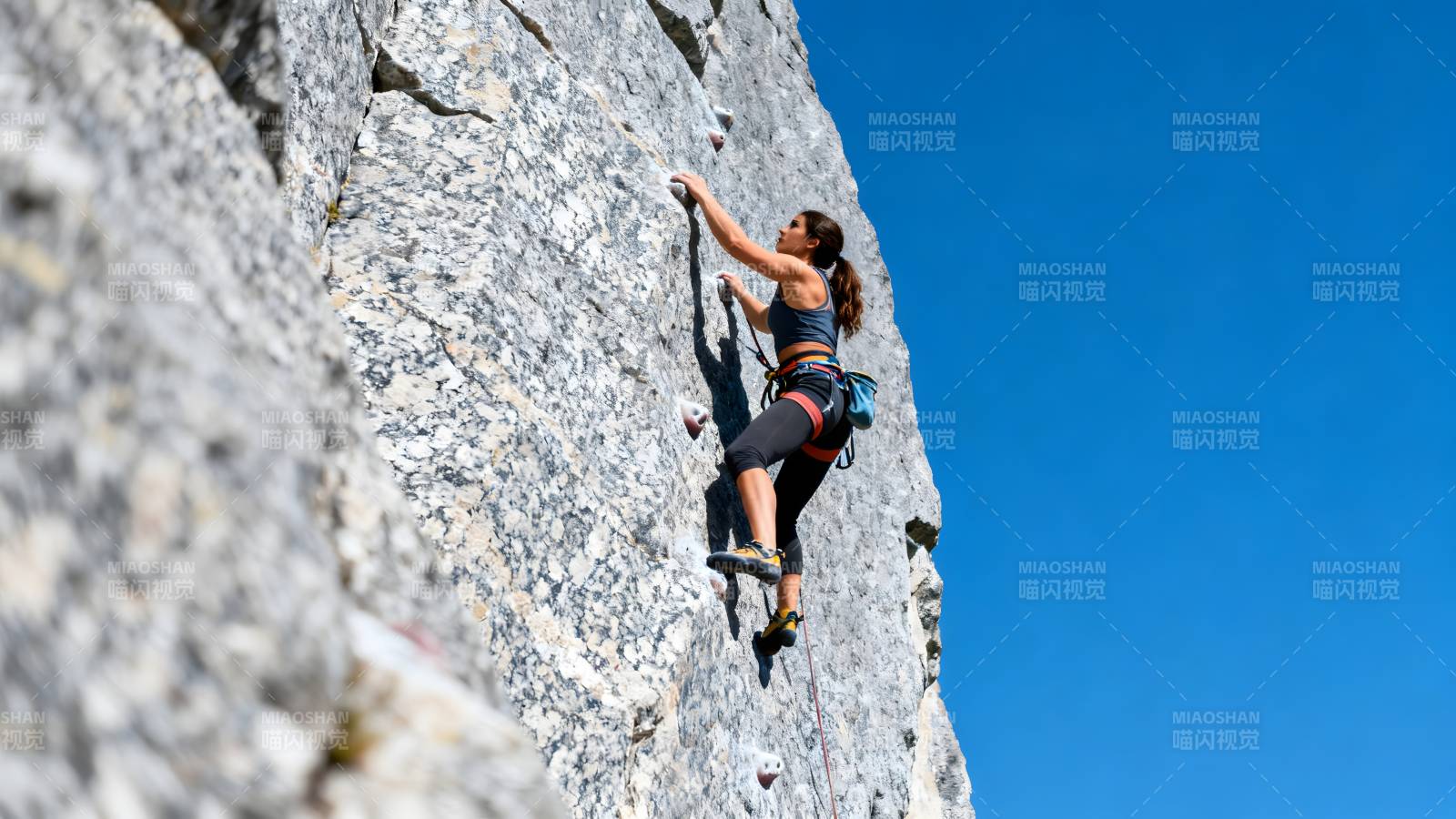 攀岩者挑战峭壁图片