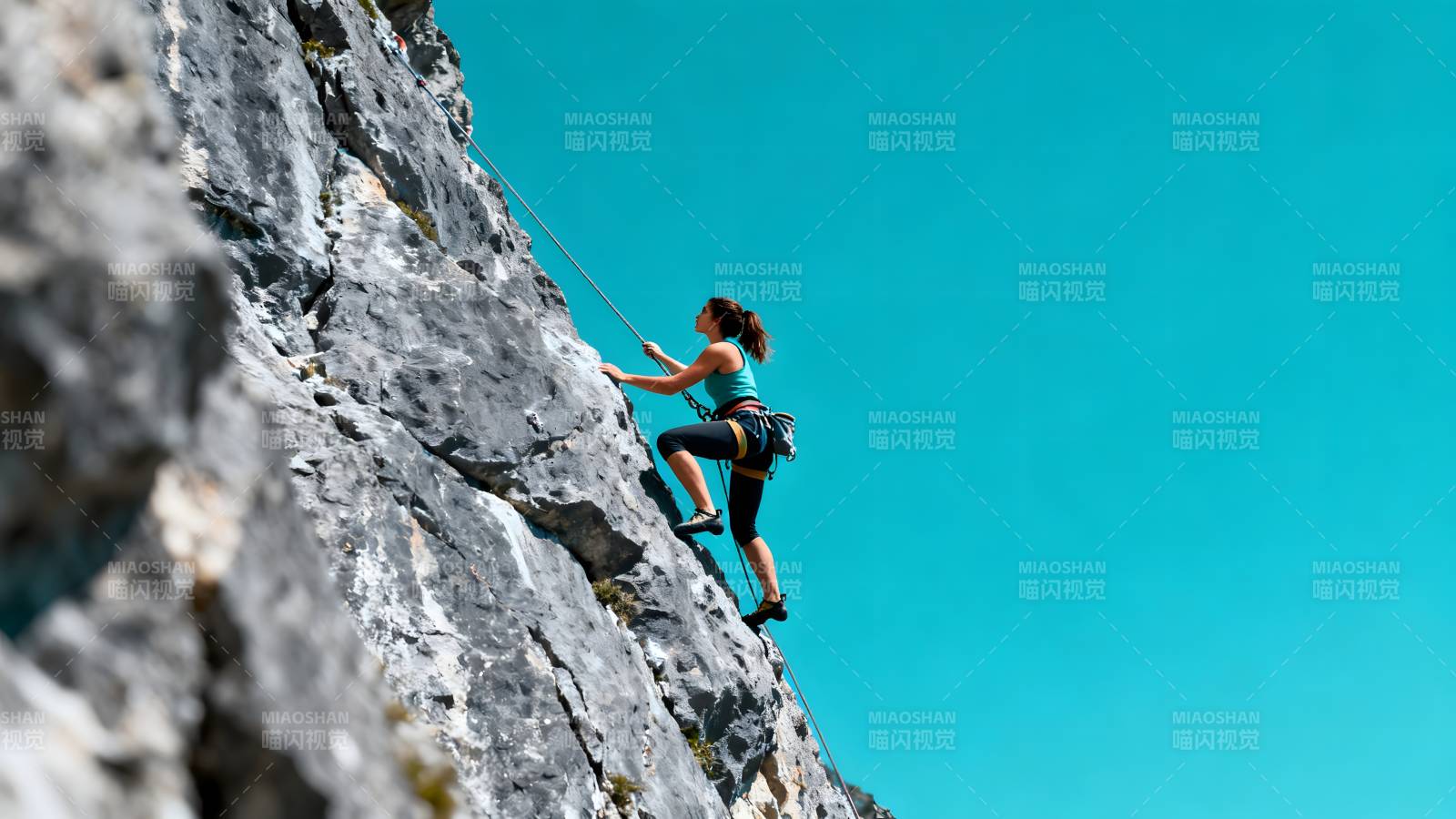 攀岩者挑战峭壁图片