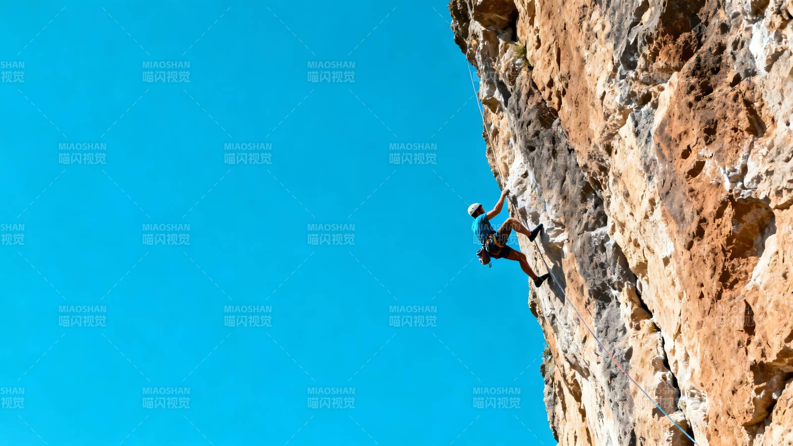 攀岩者挑战峭壁图片