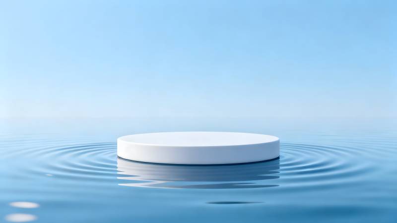 水中央的白色圆台图片