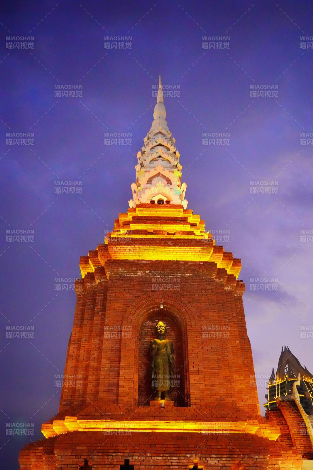 夜幕下的佛塔金光璀璨图片