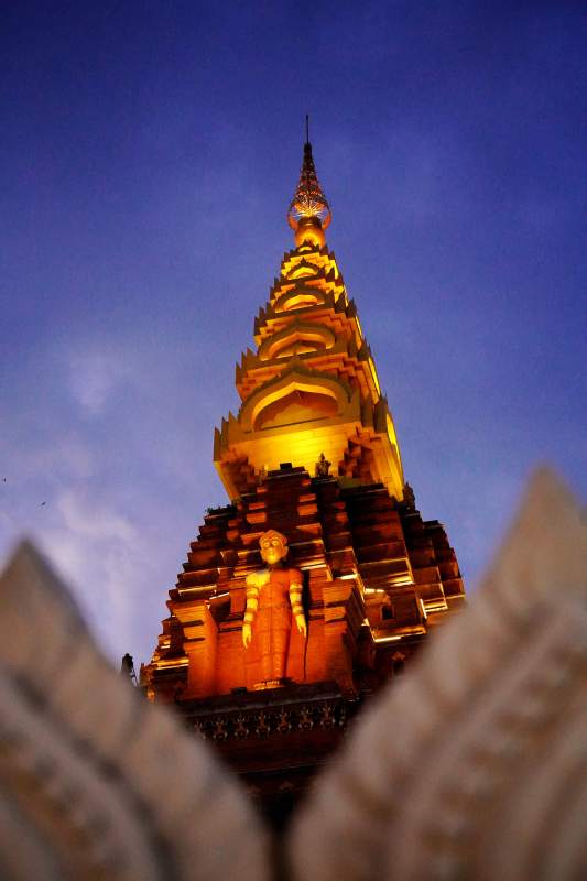 金塔佛像夜景图片