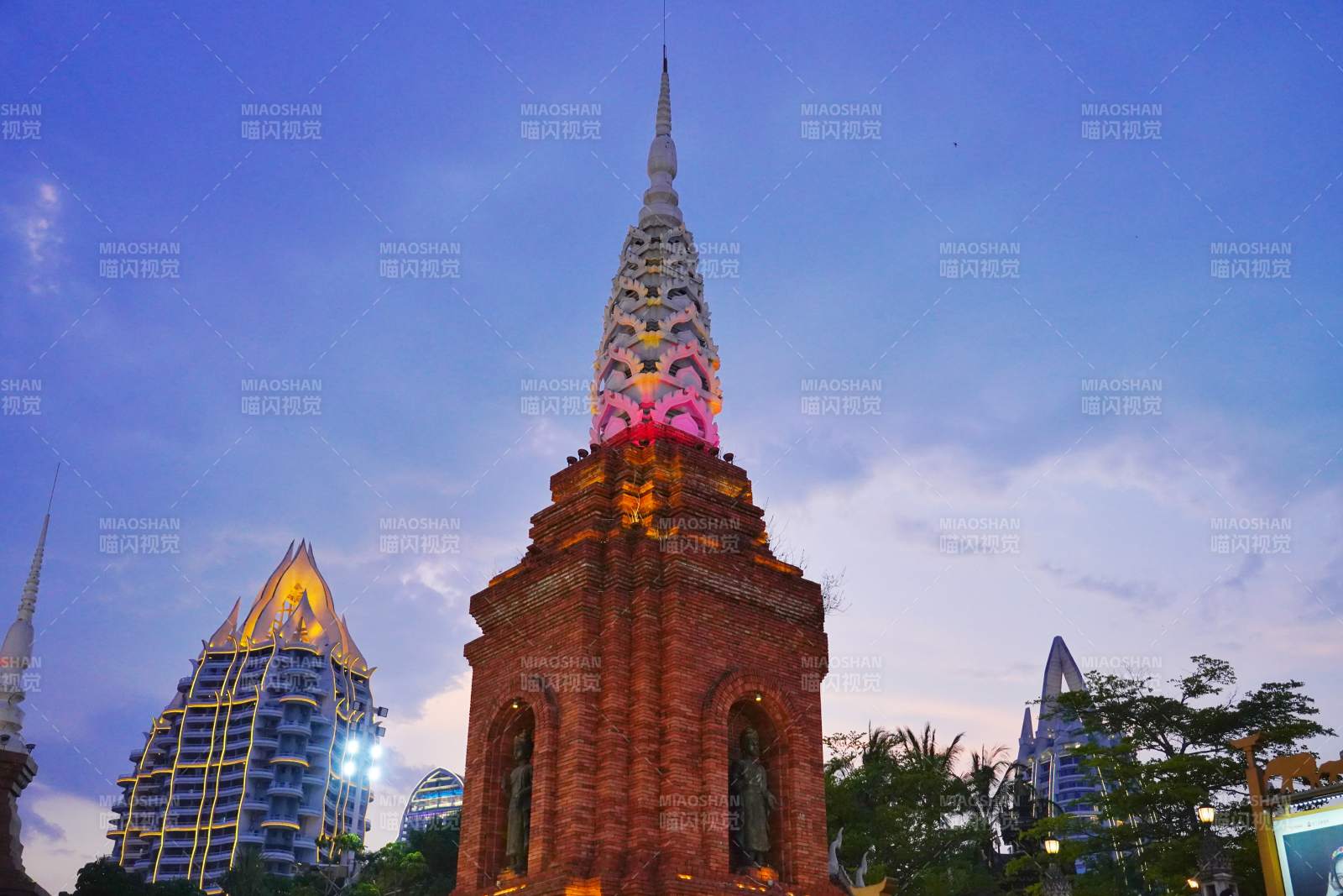 夜色中的塔楼图片