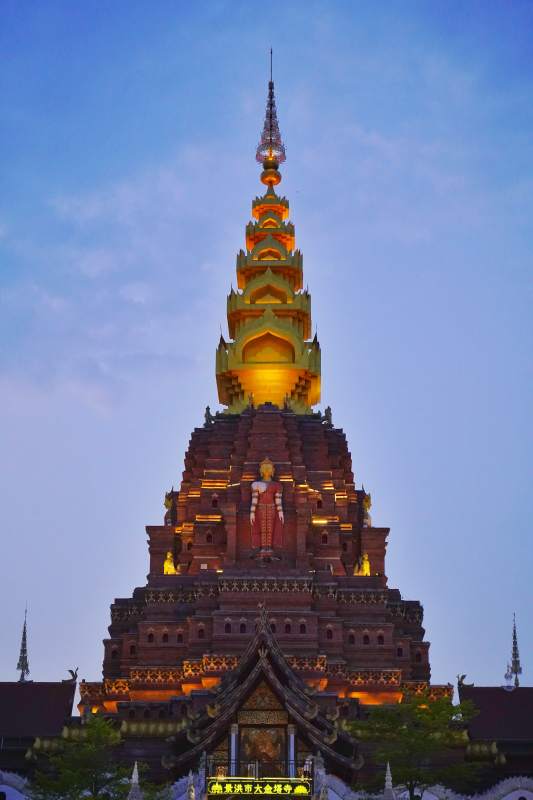 大金塔夜景璀璨图片