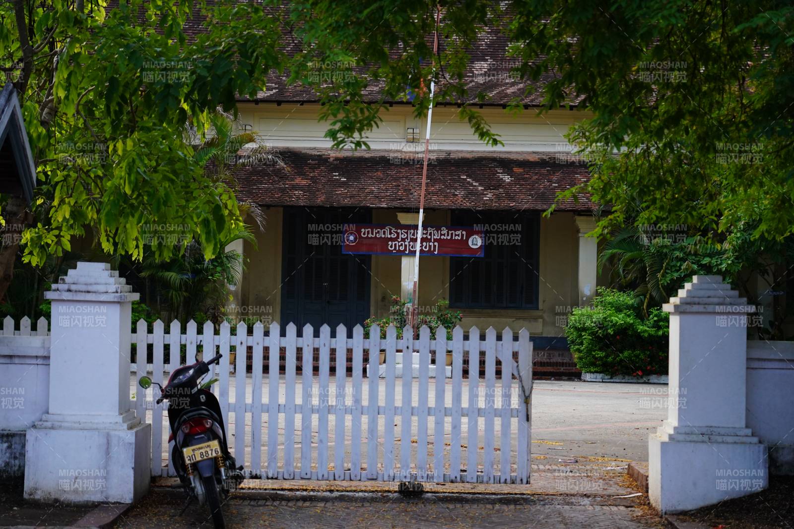 白栅栏前的旧屋图片