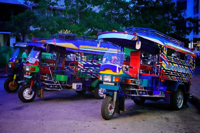 色彩斑斓的三轮车图片