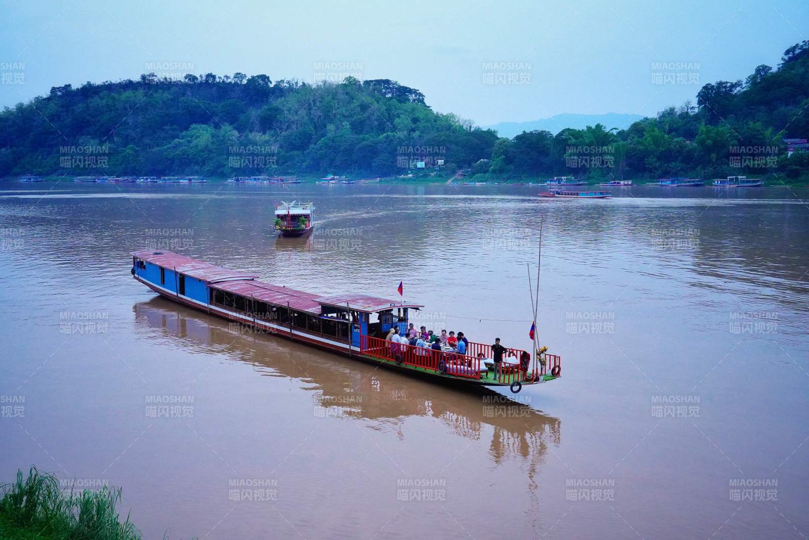 江上长船载客行图片