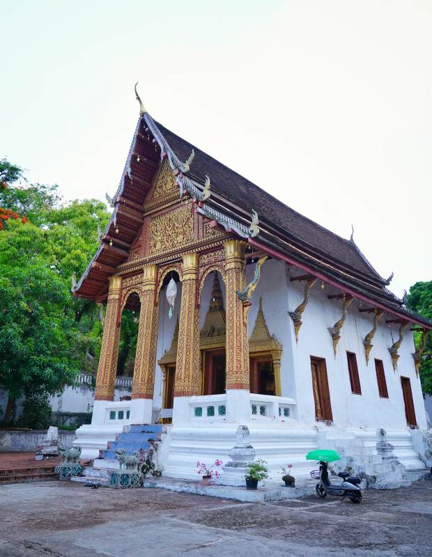 金碧辉煌的寺庙图片