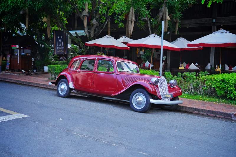 红色复古车停路边图片