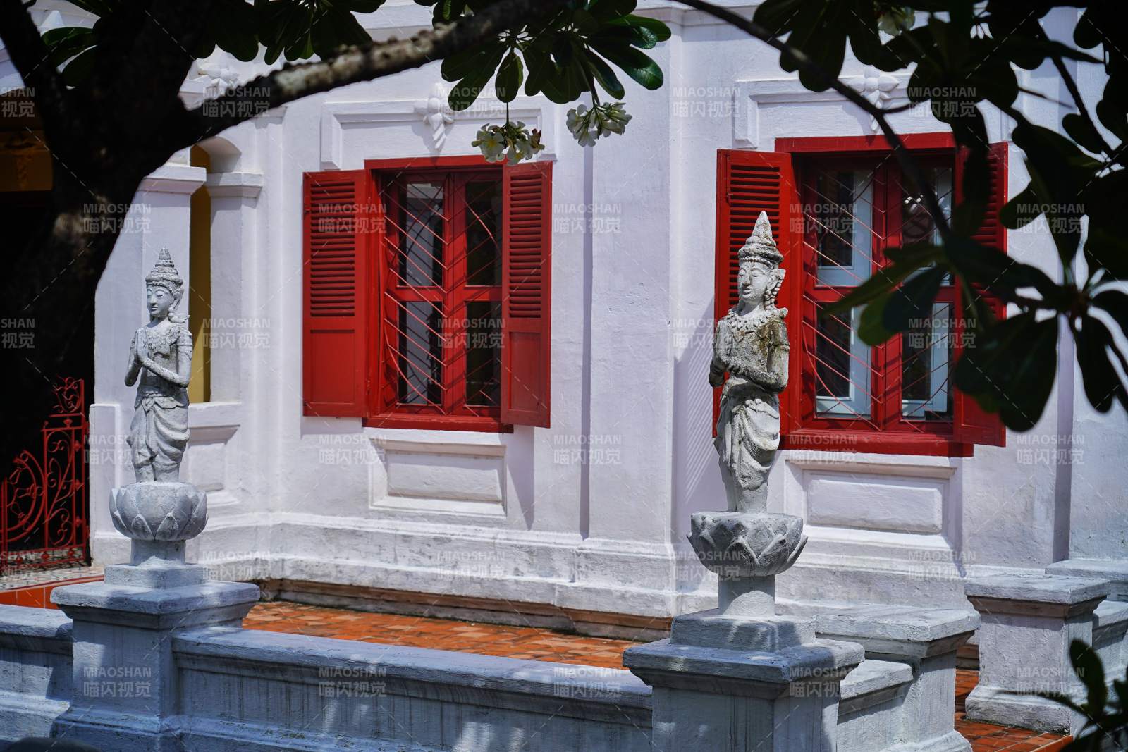 红窗白墙雕像景图片