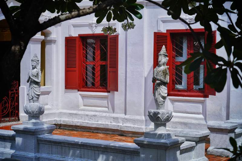 红窗白墙雕像景图片