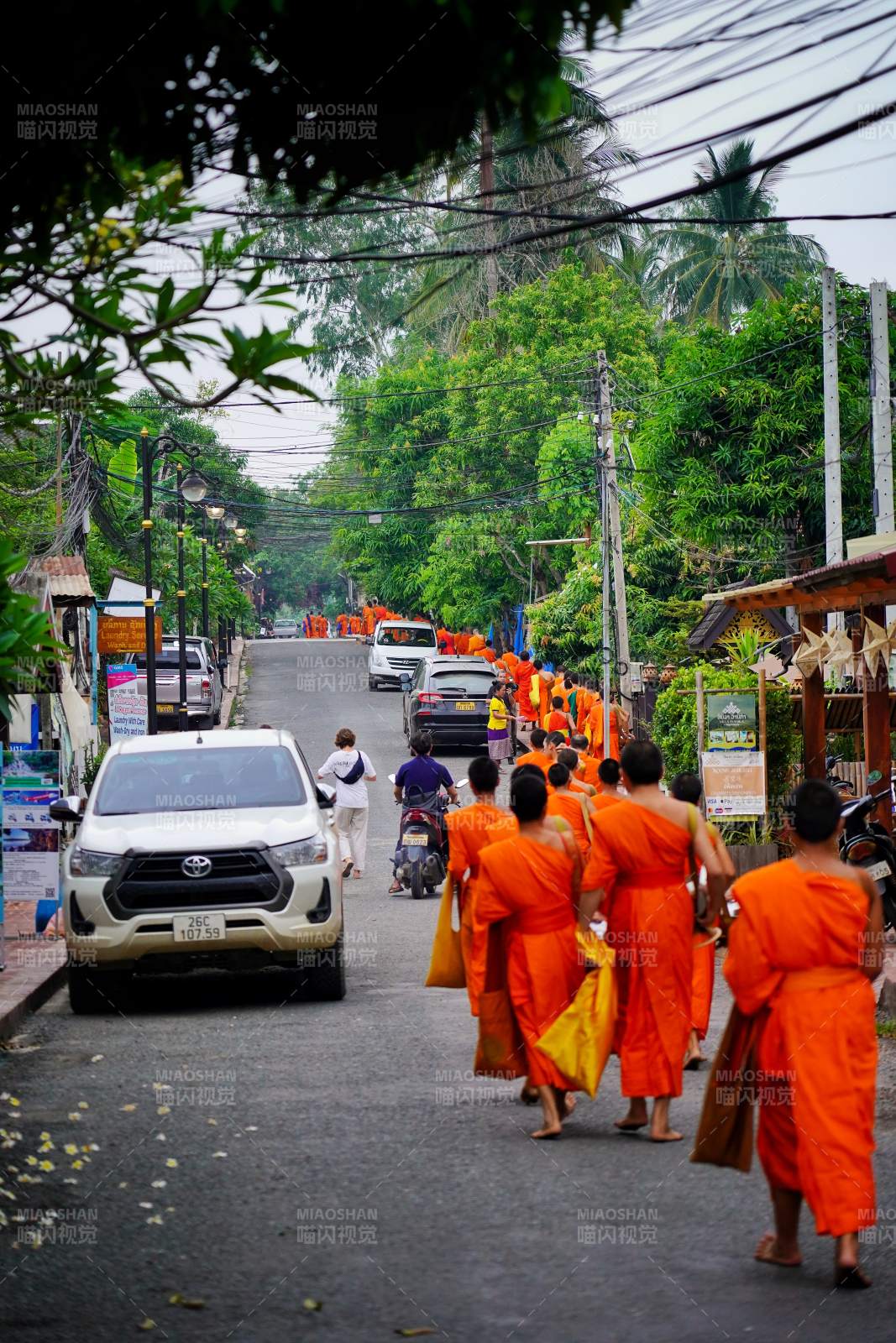 僧侣行街图图片