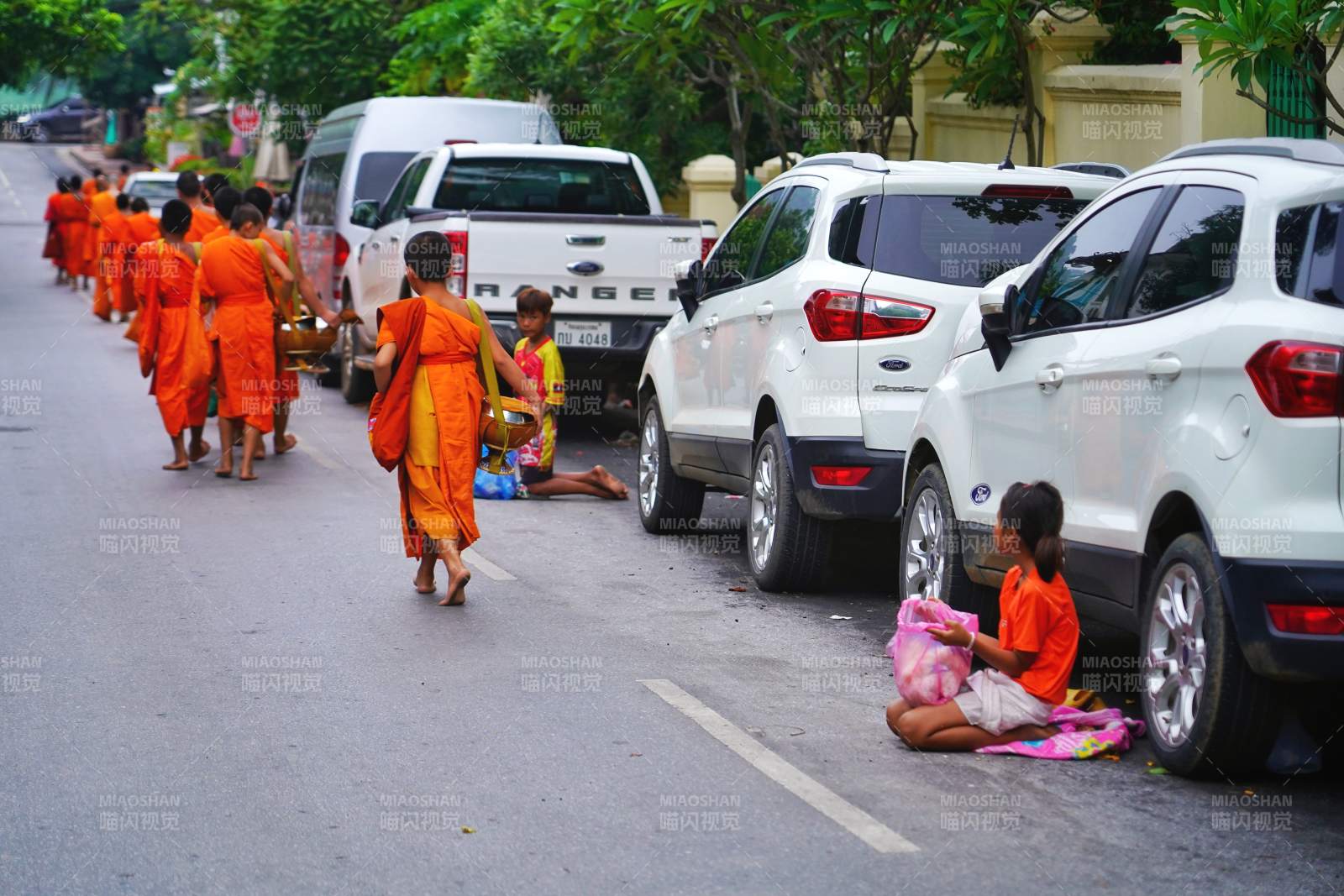 僧侣托钵行街图片