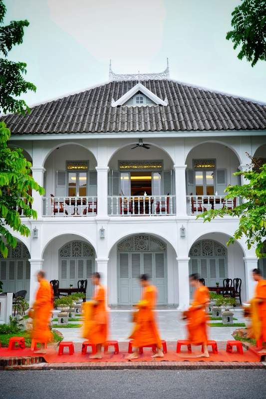 僧侣行经古建筑图片