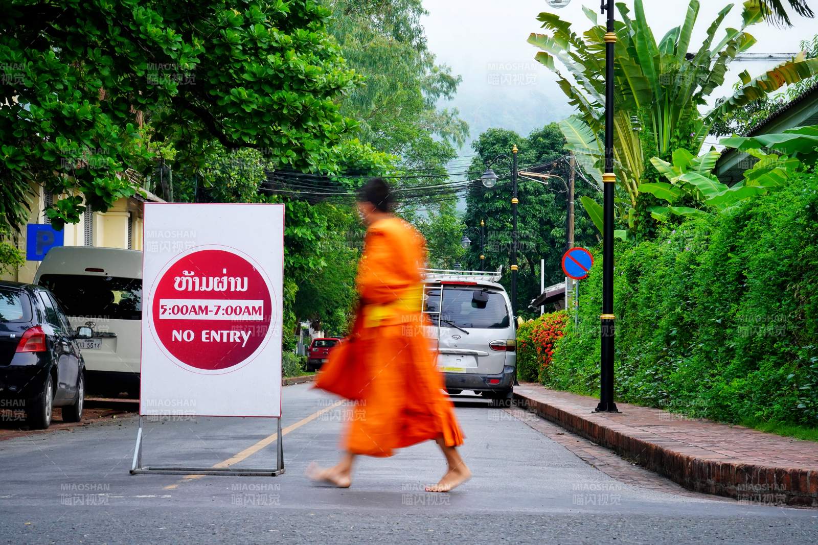 僧侣走过禁行路标图片