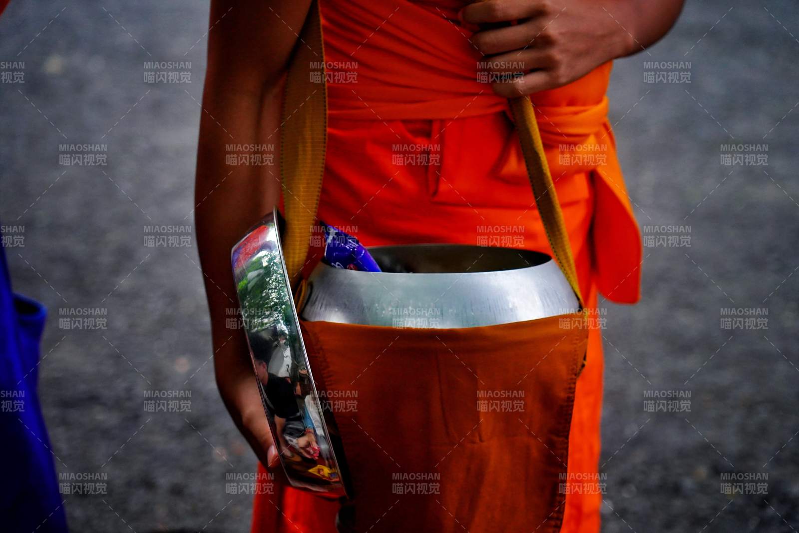 僧人托钵行乞图片