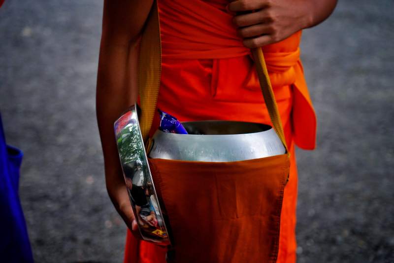 僧人托钵行乞图片