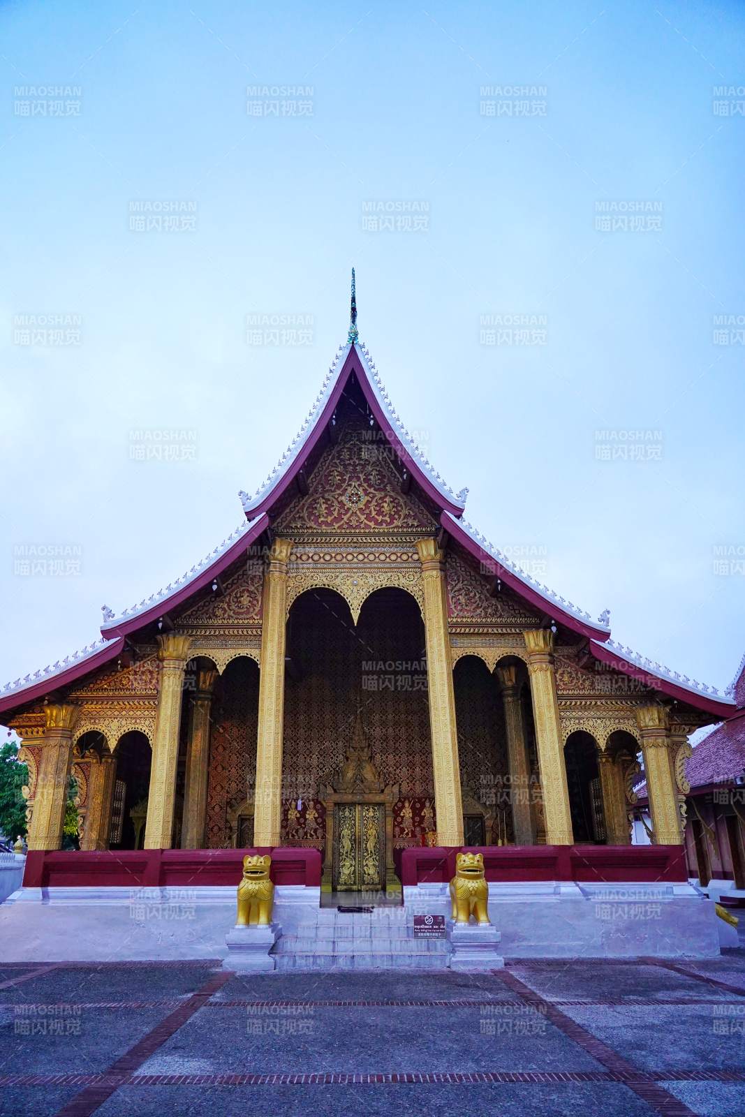 金碧辉煌的寺庙图片