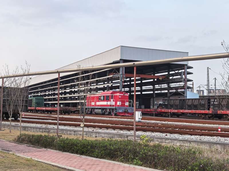 红色火车停靠站台图片