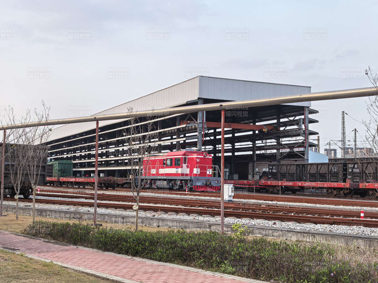 红色火车停靠站台图片