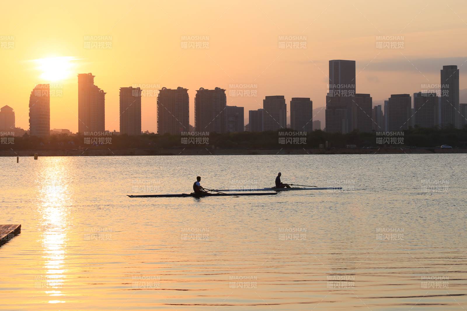 城市日落划船图片