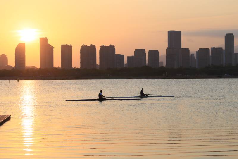 城市日落划船图片