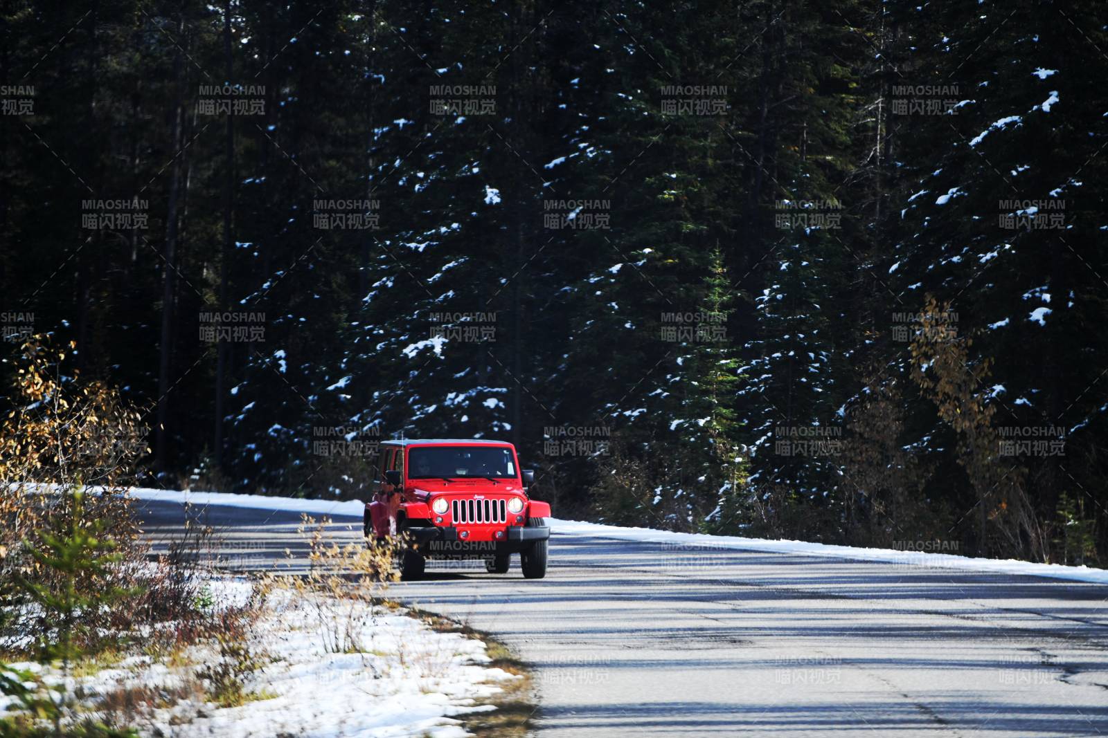 雪路红吉普图片