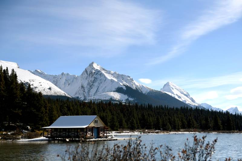 雪山湖畔小屋图片