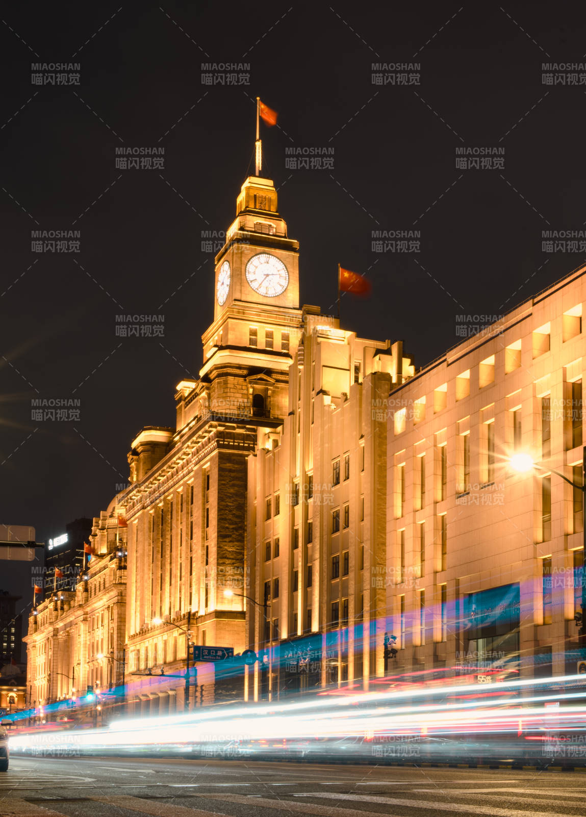 夜幕下的钟楼建筑图片