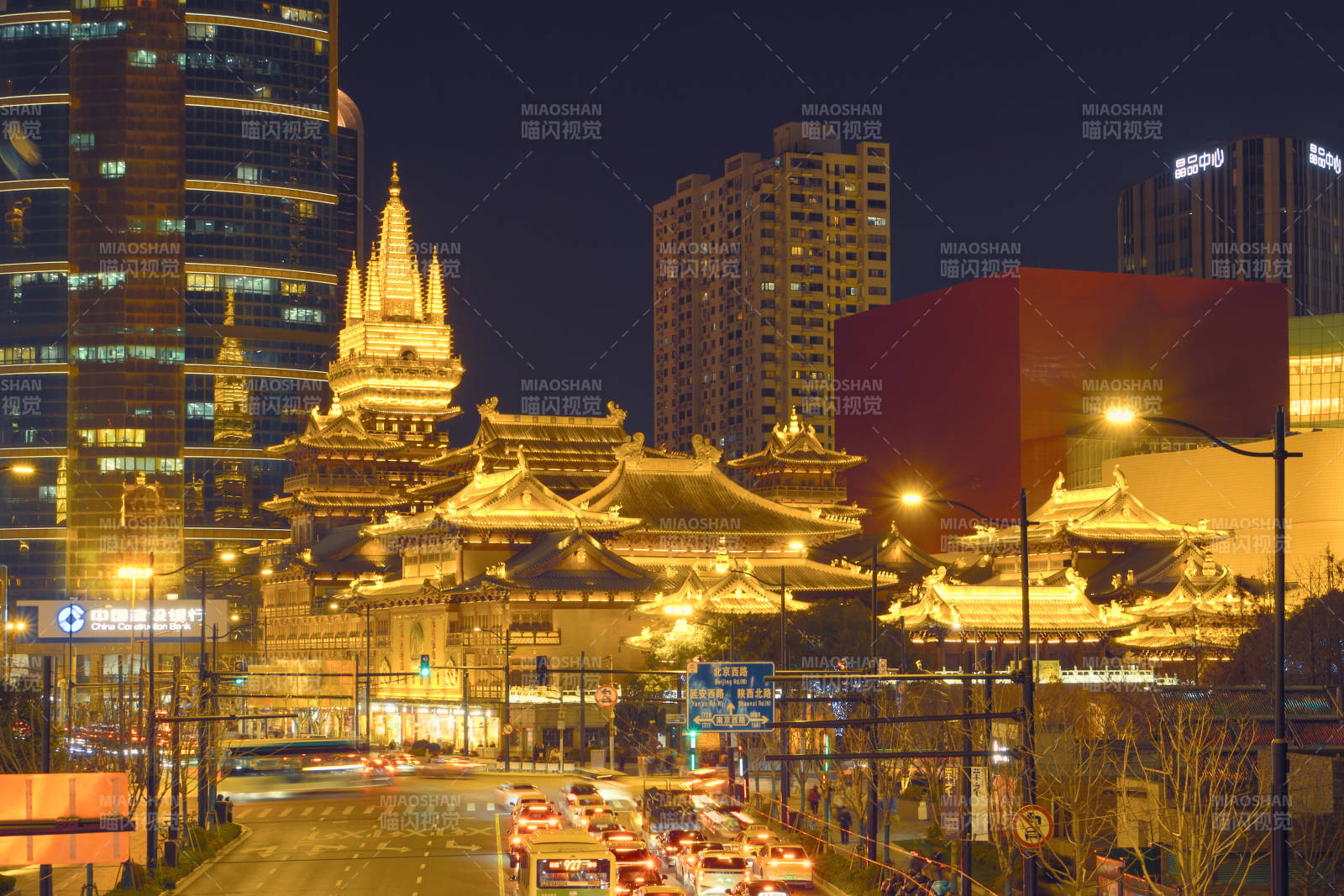 夜幕下的城市古建筑图片