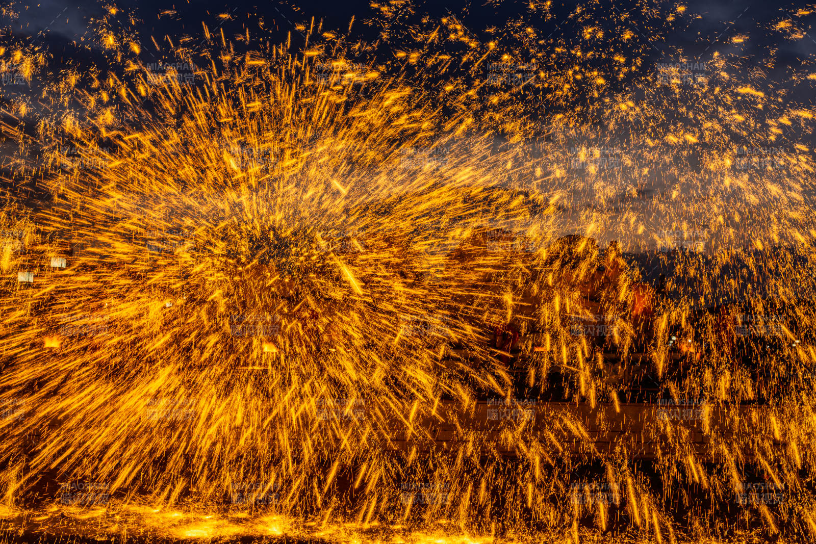 金色烟花绽放夜空图片