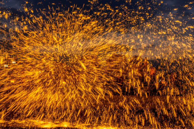 金色烟花绽放夜空图片